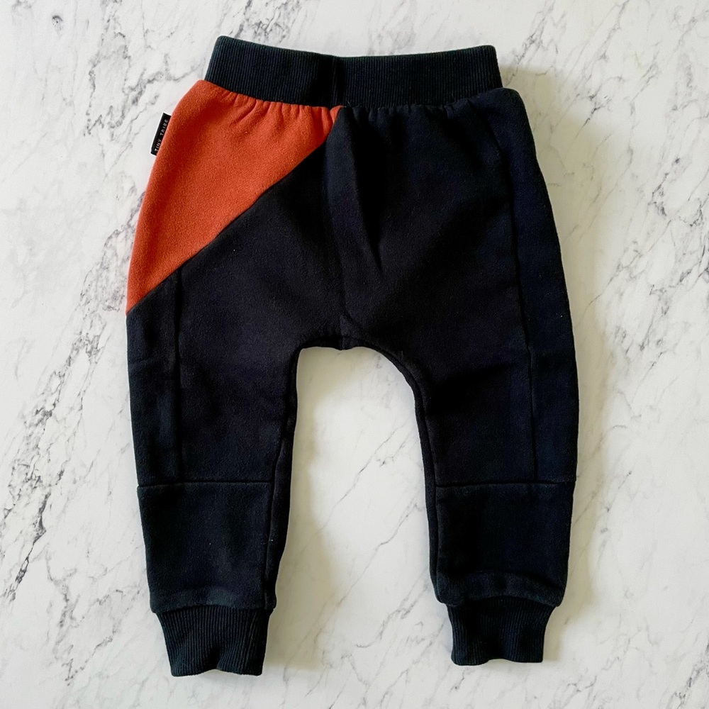 Tiny Tribe unisex size 24 months segment sweatpants in black/terracotta